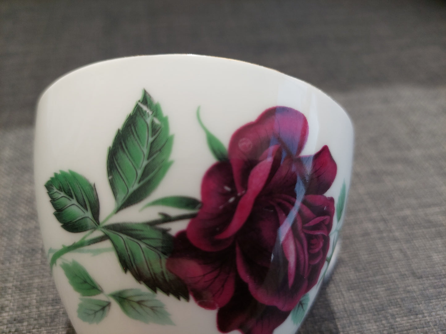 RV004 - Royal Vale Bone Chona Teacup & Saucer with Floral Design of Deep Red Roses