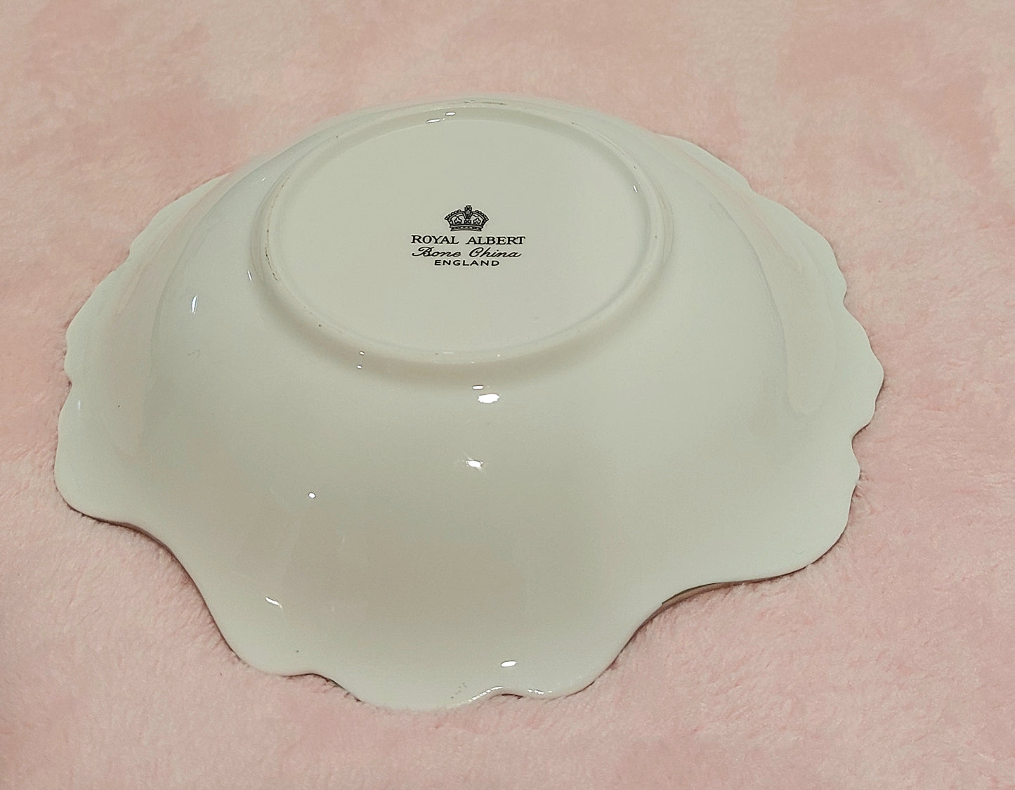 RA006 – Royal Albert "25th Anniversary" Edition Bone China Shell Small Trinket Dish