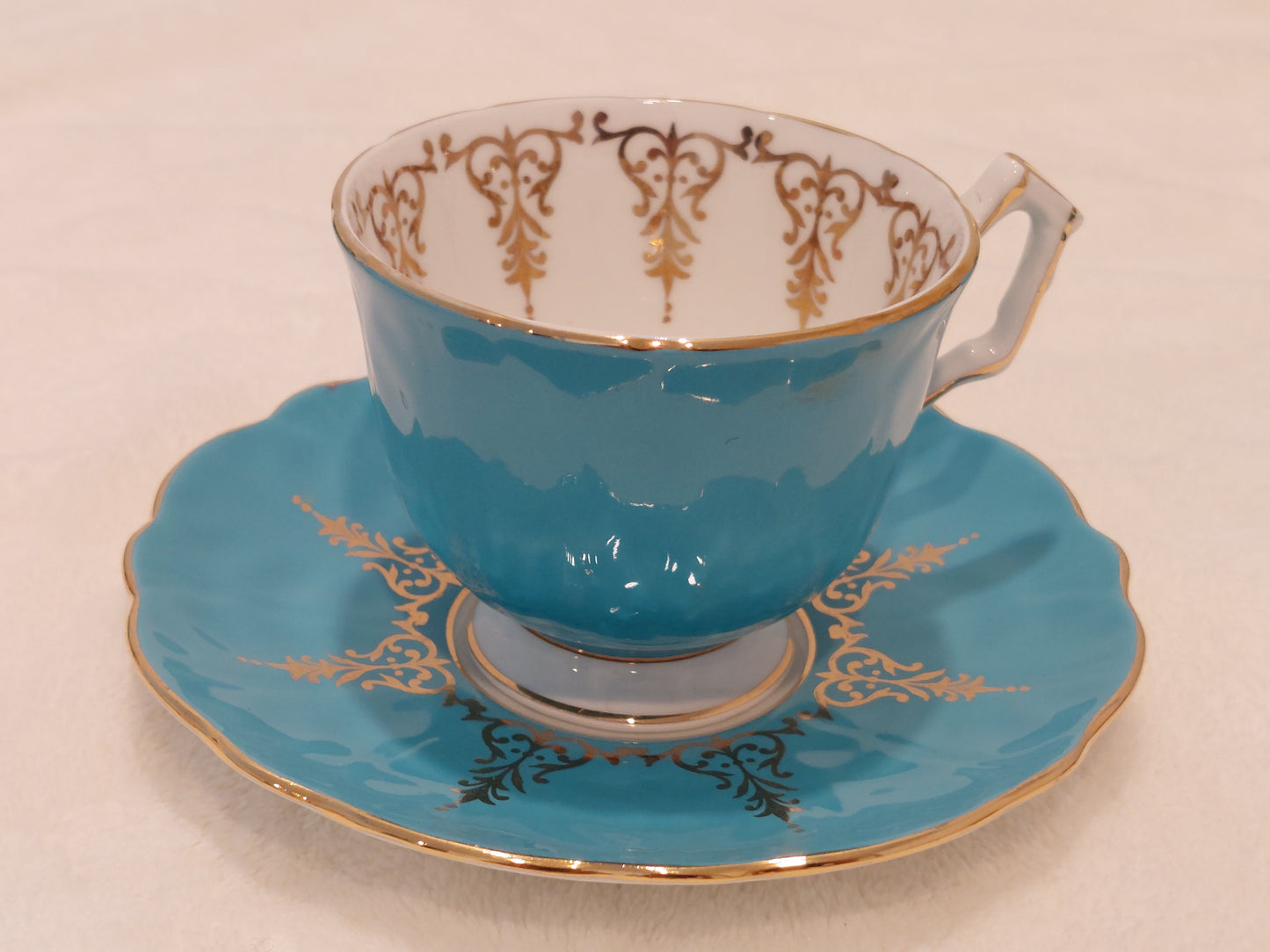 AY002 – Aynsley Bone China “Gold Filigree” Tea Set