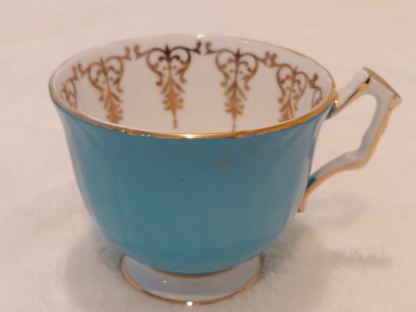 AY002 – Aynsley Bone China “Gold Filigree” Tea Set