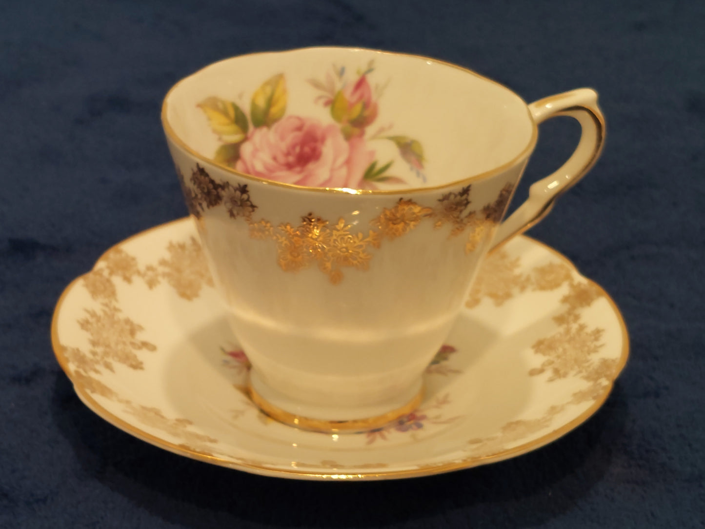 CG001 – Collingwoods Bone China “Pink Rose Design” Tea Set