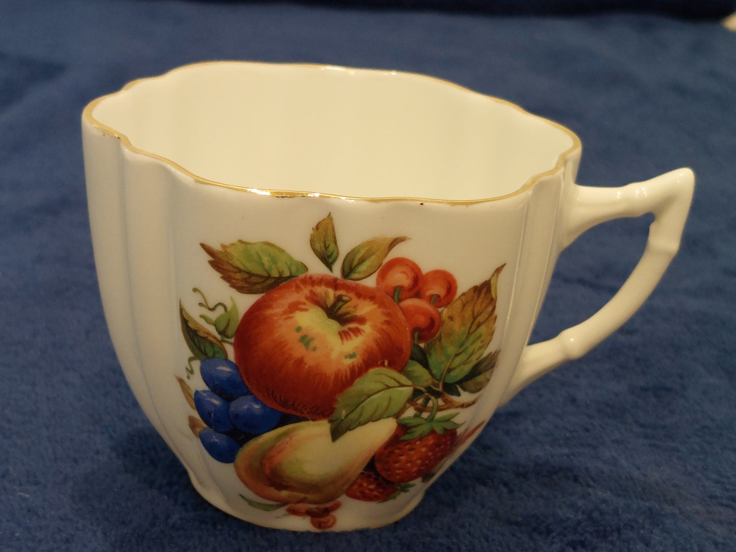 WS002 – Windsor Bone China “Fruit Design” Tea Set