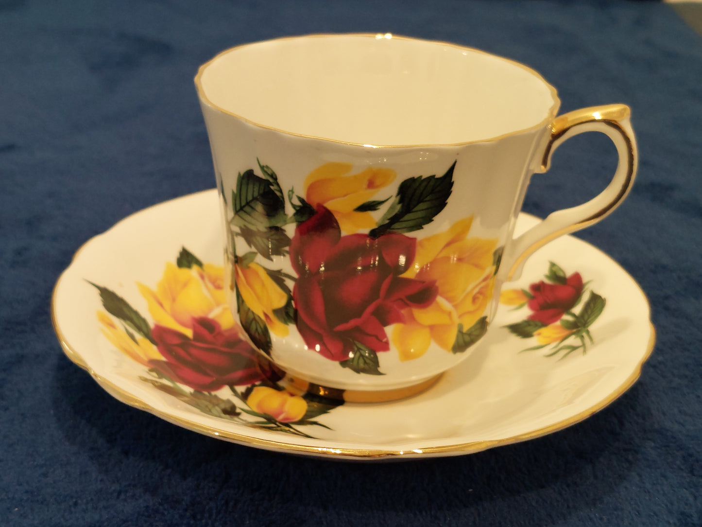 WS003 – Windsor Bone China “Red and Yellow Roses” Tea Set