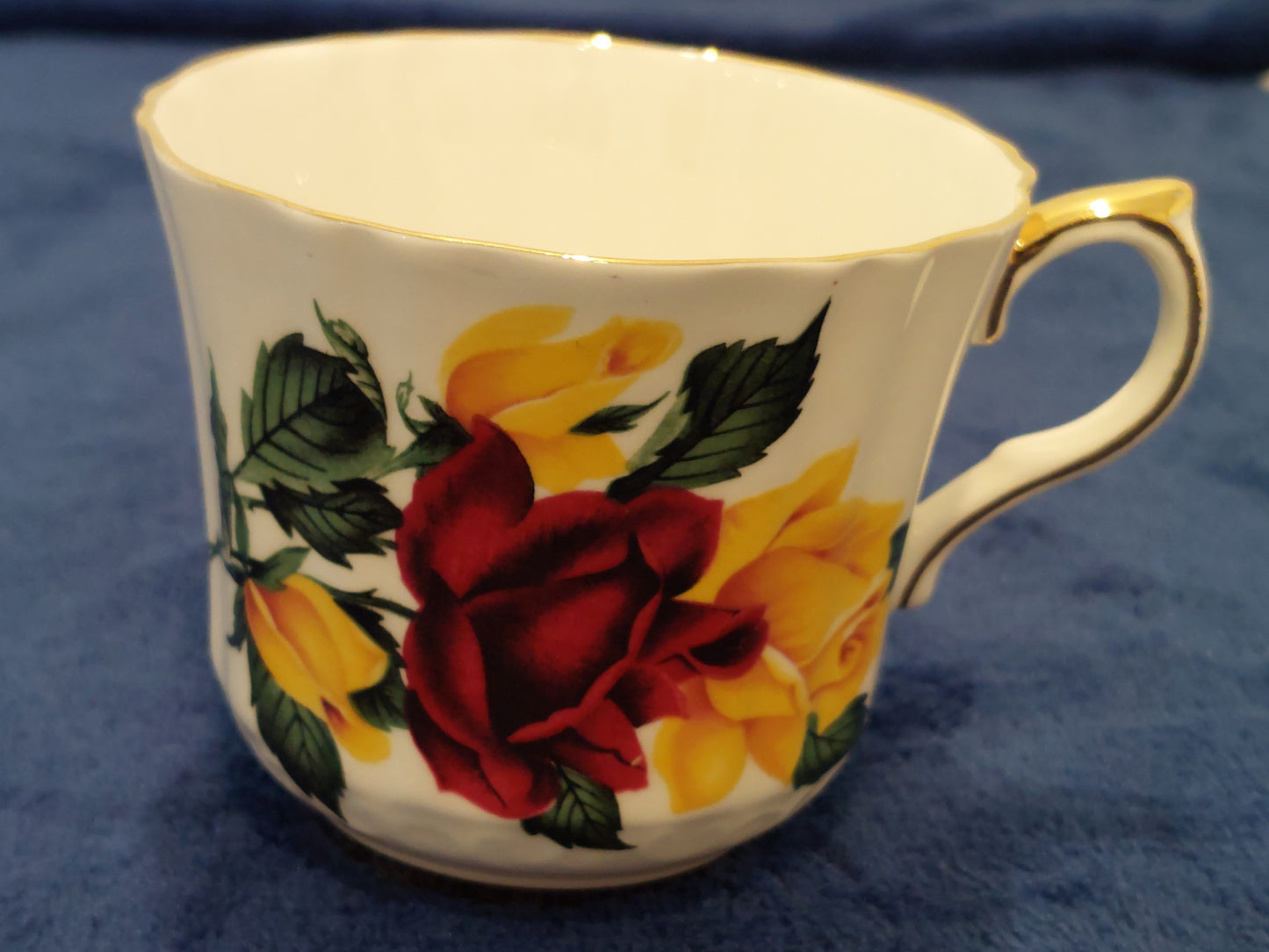 WS003 – Windsor Bone China “Red and Yellow Roses” Tea Set